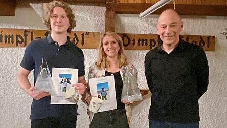 Vereinsmeister Katja Hacker und Christoph Silberbauer zusammen mit Spartenleiter Christian Billig.