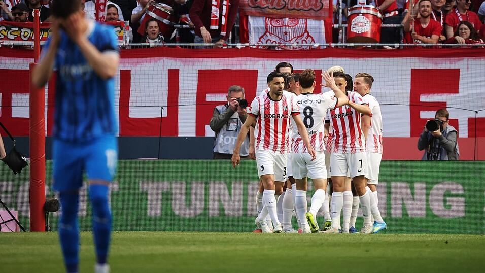 Jubel &uuml;ber die F&uuml;hrung: die Spieler des SC Freiburg.