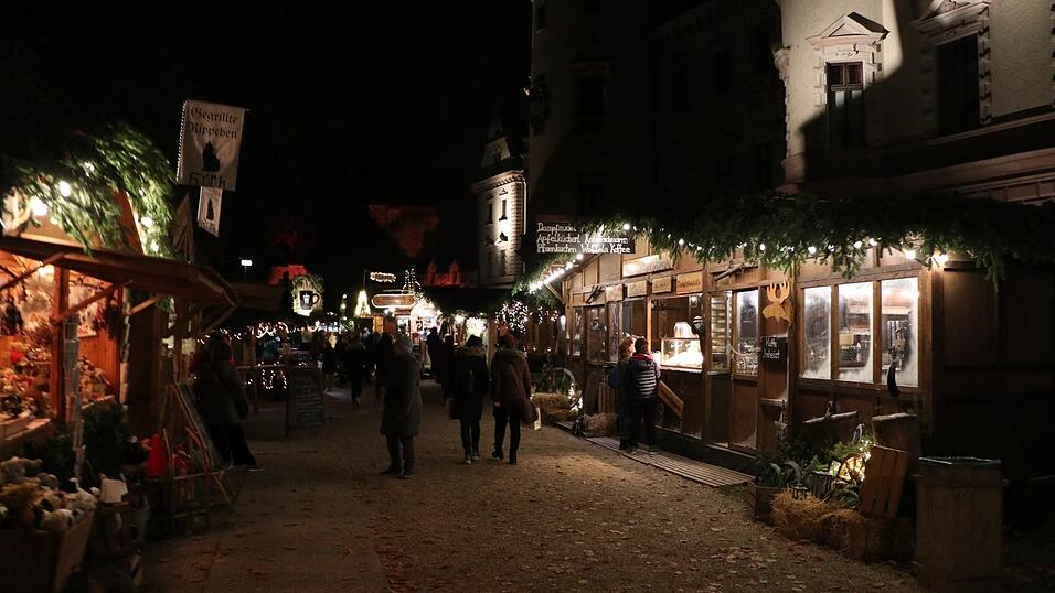 Der Weihnachtsmarkt auf Schloss Sankt Emmeram in Regensburg wurde am Freitag feierlich er&ouml;ffnet.