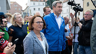 Gertrud Maltz-Schwarzfischer (M., SPD), Oberbürgermeisterin von Regensburg, und Markus Söder (CSU), Ministerpräsident von Bayern, besuchen die Hochwasserregion in der Altstadt. Gertrud Maltz-Schwarzfischer (M., SPD), Oberbürgermeisterin von Regensburg, und Markus Söder (CSU), Ministerpräsident von Bayern, besuchen die Hochwasserregion in der Altstadt.
