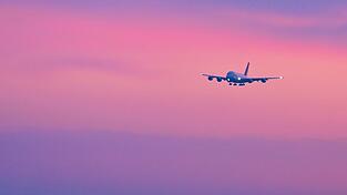 Wegen fehlenden Kabinenpersonals lie&szlig; die Lufthansa einen Airbus A380 ohne Passagiere aus Abu Dhabi nach M&uuml;nchen fliegen. In der Golfregion sitzen Zehntausende Reisende fest.