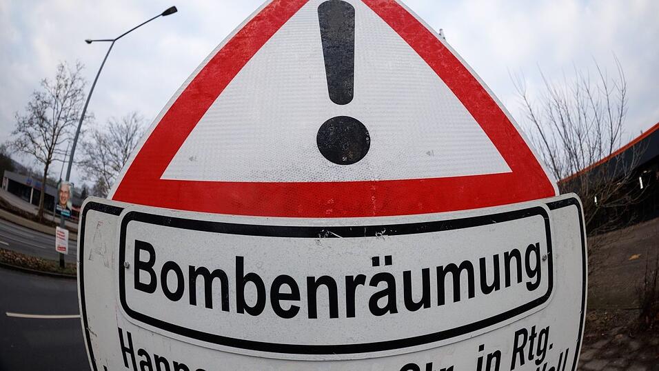 Wegen einer Bombenentschärfung wird am Dienstagabend auch vorübergehend die Bahnlinie zwischen Augsburg und Ulm gesperrt. (Symbolbild) Wegen einer Bombenentschärfung wird am Dienstagabend auch vorübergehend die Bahnlinie zwischen Augsburg und Ulm gesperrt. (Symbolbild)