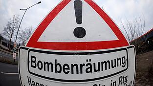 Wegen einer Bombenentschärfung wird am Dienstagabend auch vorübergehend die Bahnlinie zwischen Augsburg und Ulm gesperrt. (Symbolbild) Wegen einer Bombenentschärfung wird am Dienstagabend auch vorübergehend die Bahnlinie zwischen Augsburg und Ulm gesperrt. (Symbolbild)