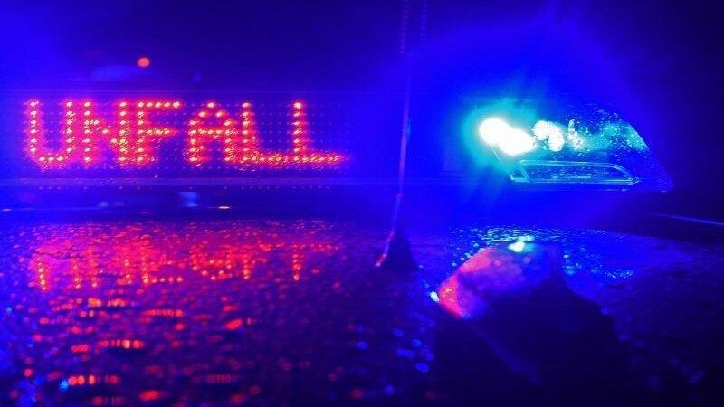 Der Schriftzug 'Unfall' leuchtet zwischen zwei Blaulichtern auf dem Dach eines Polizeiwagens.