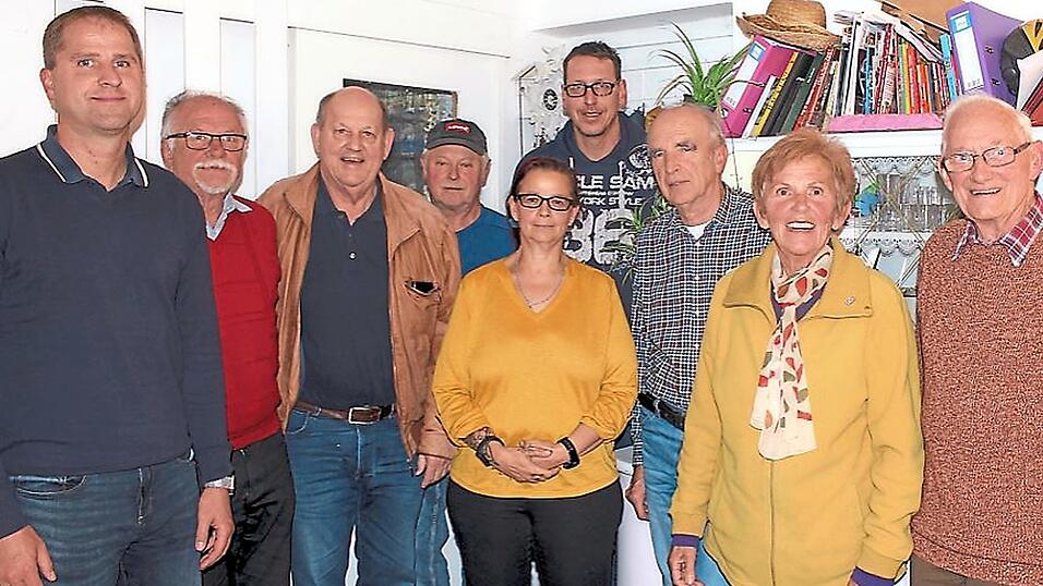 Im Oktober 2022 fand die letzte ordentliche Jahresversammlung mit Neuwahl der Vorstandschaft statt. Damals wurde Sandra Ruhland (Mitte) als Vorsitzende bestätigt. Seitdem ist das Vereinsleben absolut zum Erliegen gekommen. Auch hatte zwischenzeitlich eine gerichtliche Auseinandersetzung, die im vergangenen Jahr für Ruhland mit einem Freispruch zu Ende ging, die Neuausrichtung erschwert. Letztendlich fehle es nach Aussage der Vorsitzenden an Mitgliedern, die sich einbringen wollen.