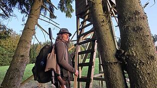 Im Landkreis gibt es 1.452 registrierte Jagdscheinbesitzer. Jungjägerin Angelina Ziegltrum ist seit 2023 eine von nur 191 weiblichen Jagdscheininhaberinnen. Im Landkreis gibt es 1.452 registrierte Jagdscheinbesitzer. Jungjägerin Angelina Ziegltrum ist seit 2023 eine von nur 191 weiblichen Jagdscheininhaberinnen.
