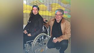 Das Künstlerpaar Tamiko Thiel und Peter Graf hat den virtuellen Meeresgrund entwickelt. Wegen einer Beinverletzung ist Thiel derzeit auf einen Rollstuhl angewiesen.