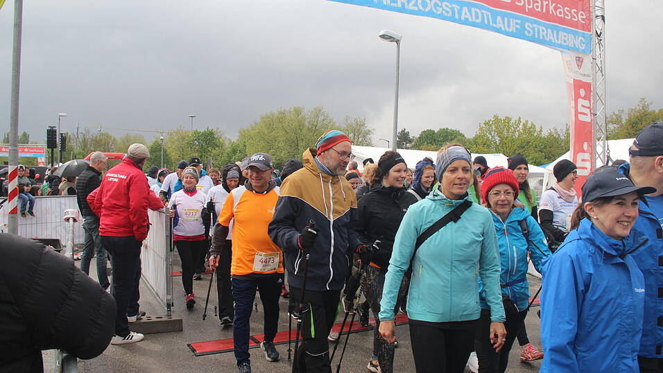 Auch die großen Herzogstadtläufer ließen sich wie schon die Kleinen am Samstag durch das nasskalte Aprilwetter den Spaß am Sport unter freiem Himmel nicht verderben.