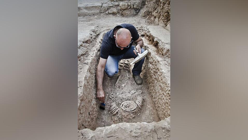 Archäologen finden Leiche von Nonne mit schweren Eisenringen