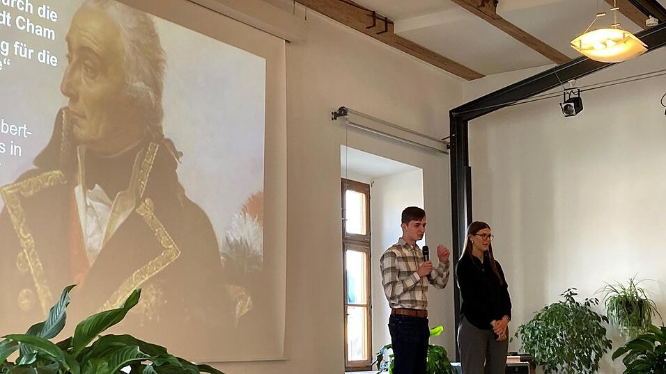 Sch&uuml;ler des Robert-Schuman-Gymnasiums stellen im Stadtrat ihre P-Seminar-Arbeit vor: eine Audio-Stadtf&uuml;hrung mit dem Titel 'Mit Graf Luckner durch Cham'.