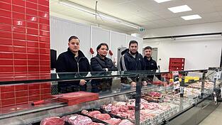 Auf die neue, gut sortierte Fleischtheke sind die Betreiber und Mitarbeiter des &bdquo;Deggendorfer Marktes&ldquo; besonders stolz (v. l.): Hasan T&uuml;rkmen, Atanas Krastev, Ali T&uuml;rker und Ismet Sarac.
