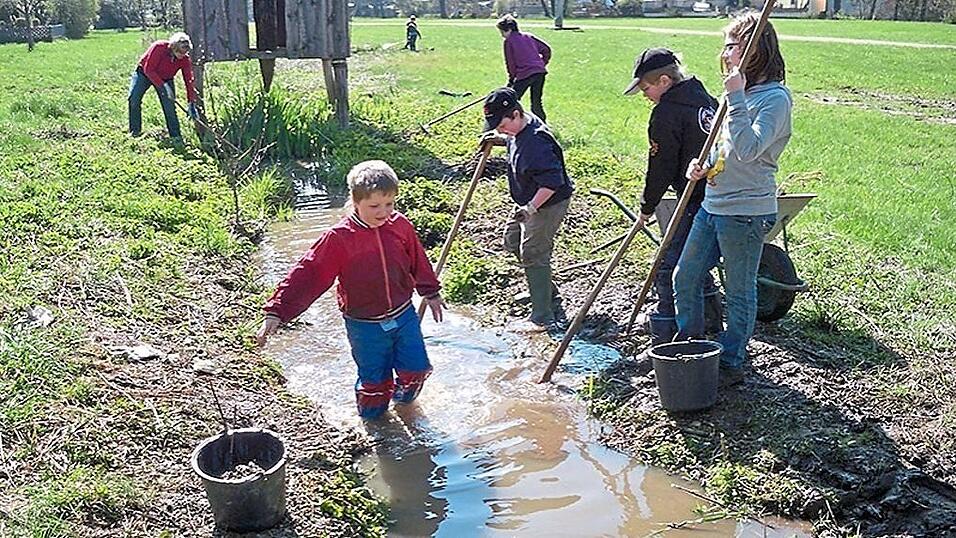 Kinder beim Entschlammen eines Bachs am Lammlgraben in Beratzhausen