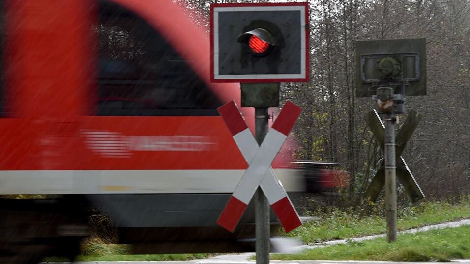 Der Autofahrer soll den Zug am unbeschrankten Bahn&uuml;bergang &uuml;bersehen haben. (Symbolbild)