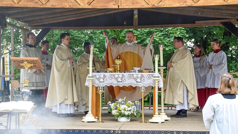 Ein besonderer Moment beim Primizgottesdienst am Sonntag: die Wandlung. Am Altar vorne Pfarrer Dr. Christian Elsen, Primiziant Martin Brenninger und Landjugend-Pfarrer Robert Daiser; im Hintergrund Pater Michael und Diakon Stephan von Drachenfels: ganz links Kantor J&ouml;rg Hoffmann.