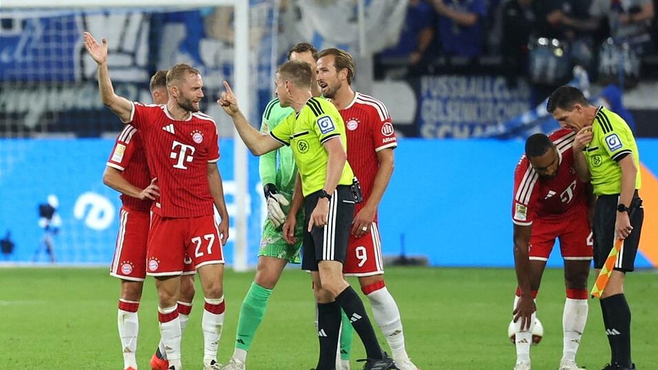 Die Bayern-Spieler beschweren sich bei Schiedsrichter Robert Schröder. Die Bayern-Spieler beschweren sich bei Schiedsrichter Robert Schröder.