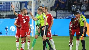 Die Bayern-Spieler beschweren sich bei Schiedsrichter Robert Schröder. Die Bayern-Spieler beschweren sich bei Schiedsrichter Robert Schröder.