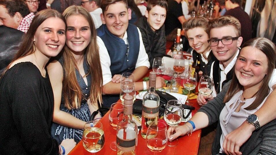 Die besten Bilder vom Wein- und Wei&szlig;bierfest des Burschenvereins Arth und der M&auml;dchengruppe.