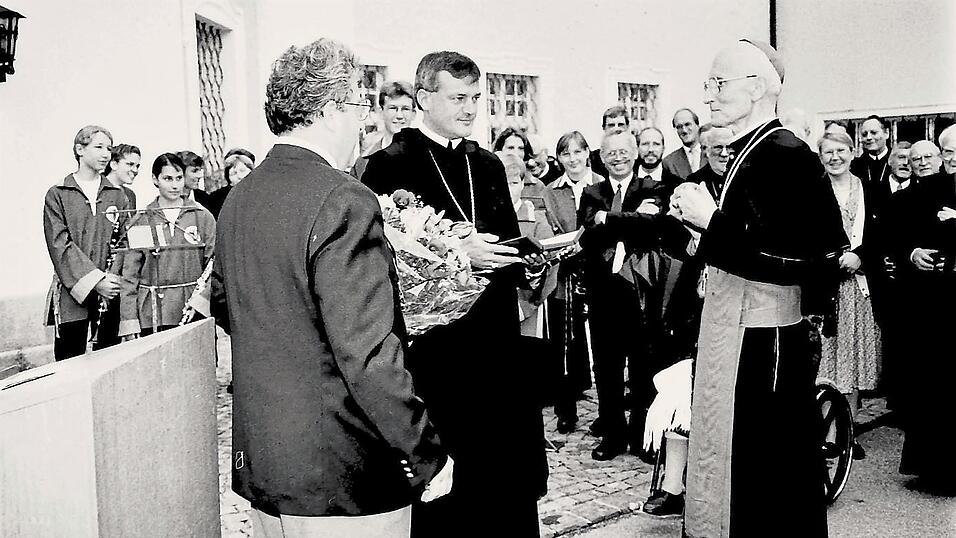 Der damalige Mettener Bürgermeister Ludwig Schmid (v. l.) und Abt Wolfgang M. Hagl (M.) überreichten an Kardinal Augustinus Geschenke. Der damalige Mettener Bürgermeister Ludwig Schmid (v. l.) und Abt Wolfgang M. Hagl (M.) überreichten an Kardinal Augustinus Geschenke.