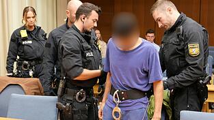 Die vier Angeklagten sollen fast 800 Menschen illegal nach Deutschland gebracht haben.