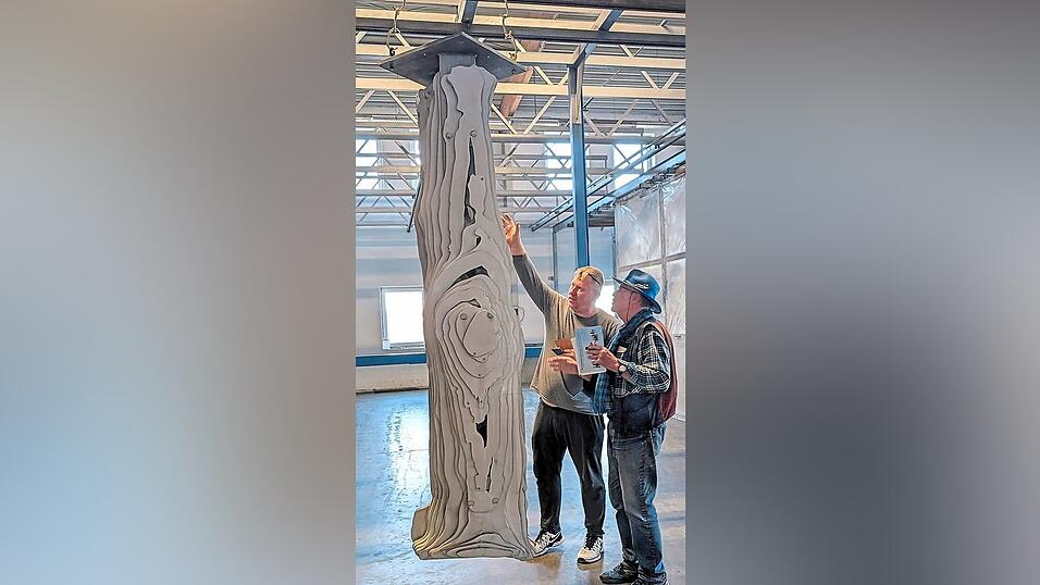 Noch viel Arbeit bis Sonntag: „Black Pearl“. Geschäftsführer Edward Wysokinski und Gerhardt Kadletz besprechen die Pulverbeschichtung der Statue, die kopfüber aufgehängt ist.