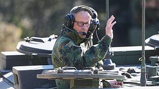 Bundeskanzler Merz im gepanzerten Kampfwagen Boxer.