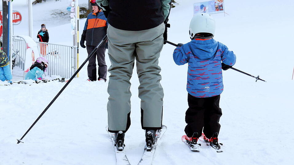 Immer weniger Kinder fahren bundesweit Ski. Eine Ausnahme ist Bayern, denn fast zwei Drittel aller junger Ski- und Snowboardkinder Deutschlands kommen aus dem Freistaat. Immer weniger Kinder fahren bundesweit Ski. Eine Ausnahme ist Bayern, denn fast zwei Drittel aller junger Ski- und Snowboardkinder Deutschlands kommen aus dem Freistaat.