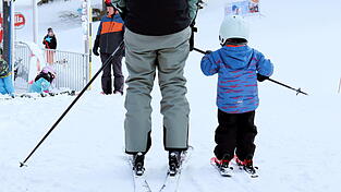 Immer weniger Kinder fahren bundesweit Ski. Eine Ausnahme ist Bayern, denn fast zwei Drittel aller junger Ski- und Snowboardkinder Deutschlands kommen aus dem Freistaat. Immer weniger Kinder fahren bundesweit Ski. Eine Ausnahme ist Bayern, denn fast zwei Drittel aller junger Ski- und Snowboardkinder Deutschlands kommen aus dem Freistaat.