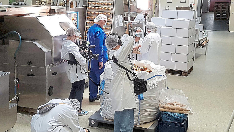 Schichtleiter Harald Witzel erklärt der Küchendetektivin Nhung bei den Dreharbeiten das Geheimnis extra knuspriger gerollter Waffeltüten an einer der Backstraßen. Schichtleiter Harald Witzel erklärt der Küchendetektivin Nhung bei den Dreharbeiten das Geheimnis extra knuspriger gerollter Waffeltüten an einer der Backstraßen.