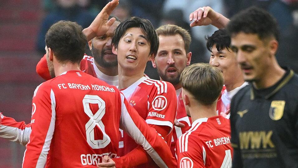 Die Bayern-Spieler bejubeln den 1:0-F&uuml;hrungstreffer.