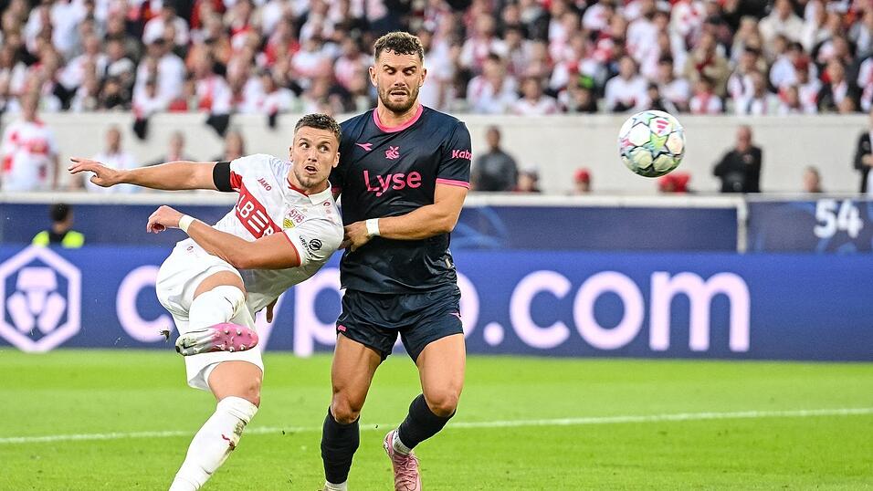 Der dritte Streich: Demirovic (l.) trifft technisch anspruchsvoll. Der dritte Streich: Demirovic (l.) trifft technisch anspruchsvoll.
