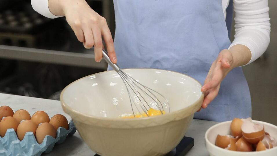 Ein Quarkrezept mit rohen Eiern hatte f&uuml;r zwei Konditorinnen negativen Folgen.