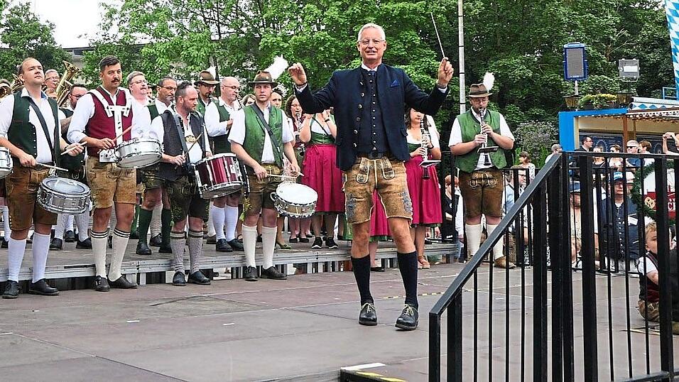 OB Markus Pannermayr beim Dirigieren. OB Markus Pannermayr beim Dirigieren.