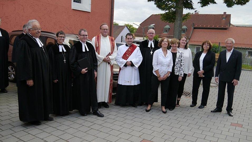 Als Zeichen gelebter Ökumene kamen zur Ordination der Further Stadtpfarrer Karl-Heinz Seidl sowie Diakon Armin Drechsler, Pleinfeld (ein Freund von Dr. Rummel). Mit im Bild von links Dekan Hermann Rummel (Vater von Michael Rummel), die Chamer Dekanin Ulrike Dittmar, Dr. Michael Rummel, Regionalbischof Klaus Stiegler sowie Mitglieder des Kirchenvorstands der evangelischen Gemeinde in Furth im Wald. Als Zeichen gelebter Ökumene kamen zur Ordination der Further Stadtpfarrer Karl-Heinz Seidl sowie Diakon Armin Drechsler, Pleinfeld (ein Freund von Dr. Rummel). Mit im Bild von links Dekan Hermann Rummel (Vater von Michael Rummel), die Chamer Dekanin Ulrike Dittmar, Dr. Michael Rummel, Regionalbischof Klaus Stiegler sowie Mitglieder des Kirchenvorstands der evangelischen Gemeinde in Furth im Wald.