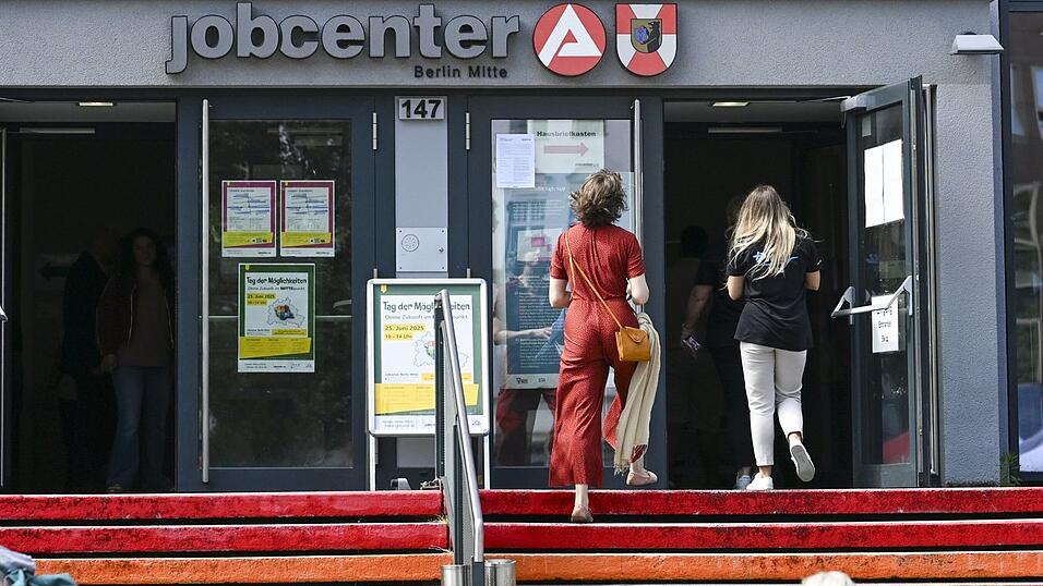 Durch die steigenden Lebenshaltungskosten ist der Gang zum Amt für viele Menschen eine bittere Konsequenz. Durch die steigenden Lebenshaltungskosten ist der Gang zum Amt für viele Menschen eine bittere Konsequenz.