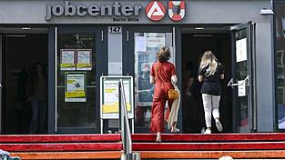 Durch die steigenden Lebenshaltungskosten ist der Gang zum Amt für viele Menschen eine bittere Konsequenz.