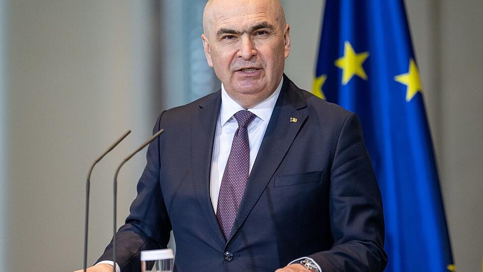 Rum&auml;niens b&uuml;rgerlich-liberaler Ministerpr&auml;sident Ilie Bolojan ist von der sozialdemokratischen und rechtsextremen Opposition wegen seiner Reformpolitik durch ein Misstrauensvorum im Parlament abgesetzt worden.