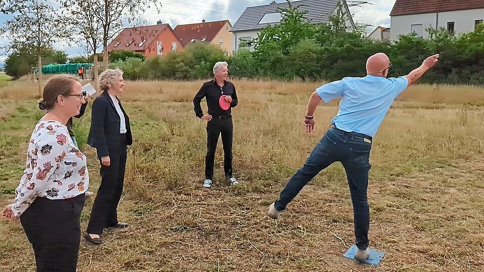 Angelika Diewald vom Amt für Stadtgrün, Bürgermeisterin Helene Sigloch und Markus Seifert Mitglied im Disc-Golf Verein Ostbayern beobachten Bürgermeister Thomas Thurow beim Wurf einer Disc-Golf Scheibe. Angelika Diewald vom Amt für Stadtgrün, Bürgermeisterin Helene Sigloch und Markus Seifert Mitglied im Disc-Golf Verein Ostbayern beobachten Bürgermeister Thomas Thurow beim Wurf einer Disc-Golf Scheibe.
