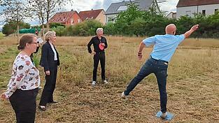 Angelika Diewald vom Amt für Stadtgrün, Bürgermeisterin Helene Sigloch und Markus Seifert Mitglied im Disc-Golf Verein Ostbayern beobachten Bürgermeister Thomas Thurow beim Wurf einer Disc-Golf Scheibe. Angelika Diewald vom Amt für Stadtgrün, Bürgermeisterin Helene Sigloch und Markus Seifert Mitglied im Disc-Golf Verein Ostbayern beobachten Bürgermeister Thomas Thurow beim Wurf einer Disc-Golf Scheibe.