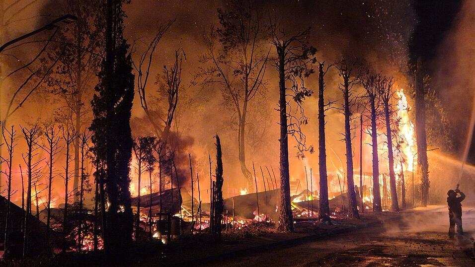 Meterhoch schlugen die Flammen am Campingplatz &laquo;Bella Italia&raquo;.