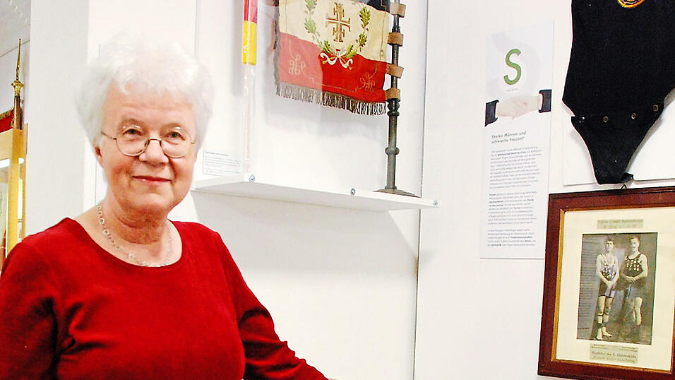 Museumsleiterin Barbara Michal in der Sonderausstellung &bdquo;Miteinander. &Uuml;ber Vereine auf dem Land&ldquo;. Auch speziell zu dieser Ausstellung m&ouml;chte sie gerne noch ein R&auml;tsel ins Leben rufen.
