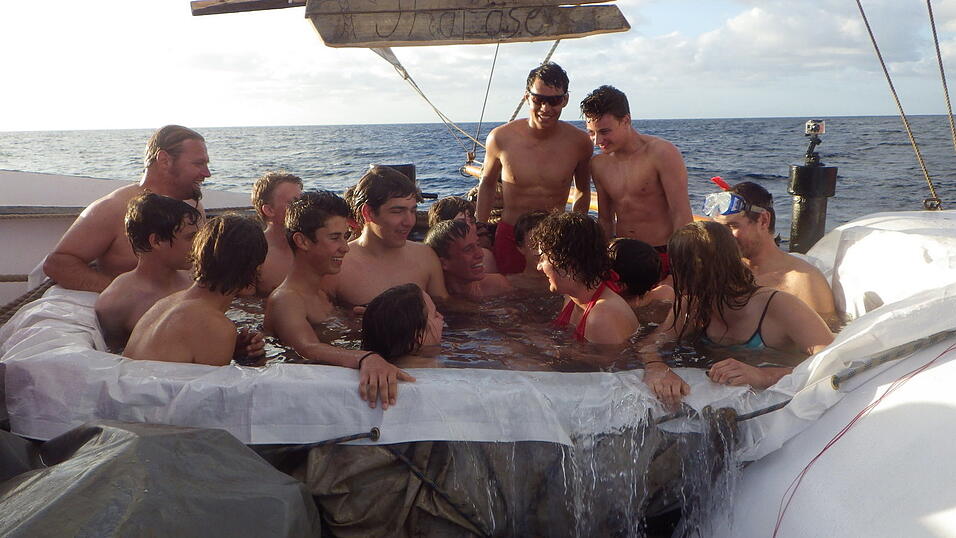 Für 34 Schüler des Projekts 'Klassenzimmer unter Segeln (KUS)' ist es ein Jahr lang ihre Schule: das Segelschiff 'Thor Heyerdahl'. Für 34 Schüler des Projekts 'Klassenzimmer unter Segeln (KUS)' ist es ein Jahr lang ihre Schule: das Segelschiff 'Thor Heyerdahl'.