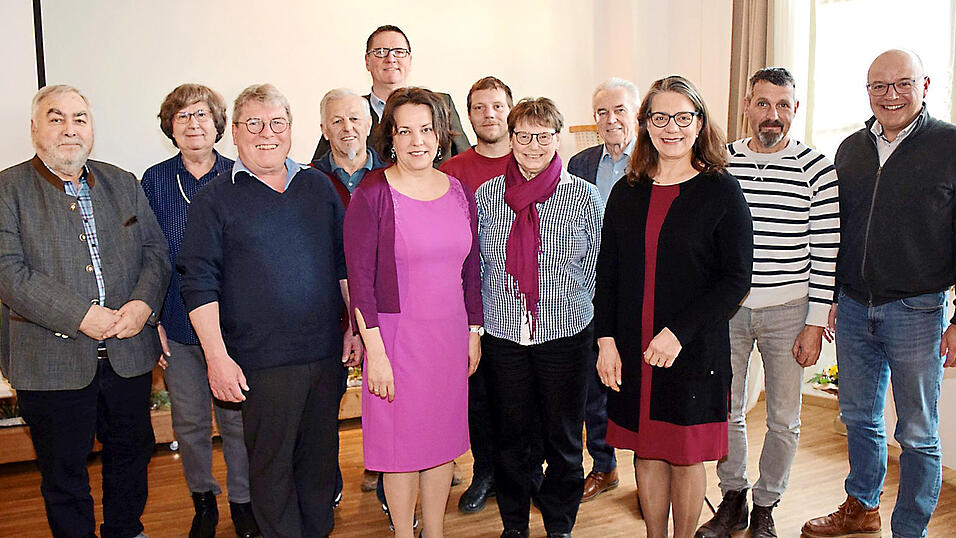 Martina Hammerl (5.v.l.) wurde als Vorsitzende wiedergewählt. Stellvertretend fungiert Peter Fischer (3.v.l.). Geschäftsführer bleibt Armin Müller (2.v.r.). Als Schatzmeister wurde Rudolf Kollmeier (4.v.l.) wiedergewählt. Neu im Vorstandsteam ist Angelika Wittmann als Schriftführerin (3.v.r.). Es gratulierten unter anderem Bezirksvorstand Harald Hillebrand (hinten Mitte), stellvertretender Landrat Fritz Wittmann (4.v.r.) und stellvertretender Bürgermeister Ergoldings Bernhard Pritscher (rechts). Martina Hammerl (5.v.l.) wurde als Vorsitzende wiedergewählt. Stellvertretend fungiert Peter Fischer (3.v.l.). Geschäftsführer bleibt Armin Müller (2.v.r.). Als Schatzmeister wurde Rudolf Kollmeier (4.v.l.) wiedergewählt. Neu im Vorstandsteam ist Angelika Wittmann als Schriftführerin (3.v.r.). Es gratulierten unter anderem Bezirksvorstand Harald Hillebrand (hinten Mitte), stellvertretender Landrat Fritz Wittmann (4.v.r.) und stellvertretender Bürgermeister Ergoldings Bernhard Pritscher (rechts).