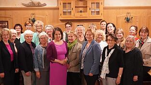 Die neu gewählte Kreisvorstandschaft der Frauen Union Landshut-Land mit Gästen. Die neu gewählte Kreisvorstandschaft der Frauen Union Landshut-Land mit Gästen.