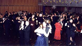 In dieser Zeit rief er den Lions-Ball in der Stadthalle ins Leben. Bereits die erste Ausgabe war ein voller Erfolg. In dieser Zeit rief er den Lions-Ball in der Stadthalle ins Leben. Bereits die erste Ausgabe war ein voller Erfolg.