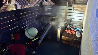 Atemschutztr&auml;ger k&uuml;mmerten sich um das Feuer.