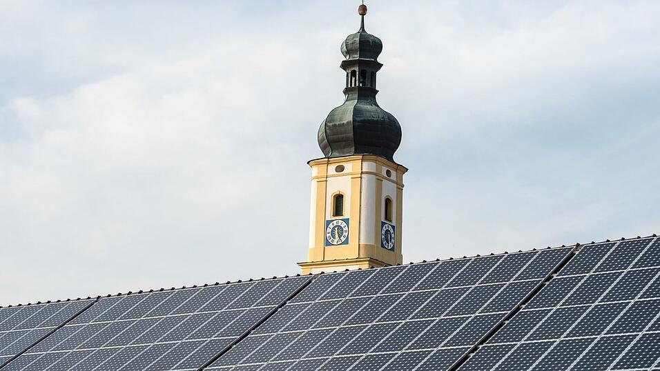 Private Hausbesitzer investierten über Jahre kräftig in die Solarenergie. Doch die Nachfrage ist mittlerweile gesunken, und würde laut Bundesverband BSW Solar bei einer Streichung der Förderung weiter sinken. (Symbolbild) Private Hausbesitzer investierten über Jahre kräftig in die Solarenergie. Doch die Nachfrage ist mittlerweile gesunken, und würde laut Bundesverband BSW Solar bei einer Streichung der Förderung weiter sinken. (Symbolbild)