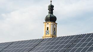 Private Hausbesitzer investierten &uuml;ber Jahre kr&auml;ftig in die Solarenergie. Doch die Nachfrage ist mittlerweile gesunken, und w&uuml;rde laut Bundesverband BSW Solar bei einer Streichung der F&ouml;rderung weiter sinken. (Symbolbild)