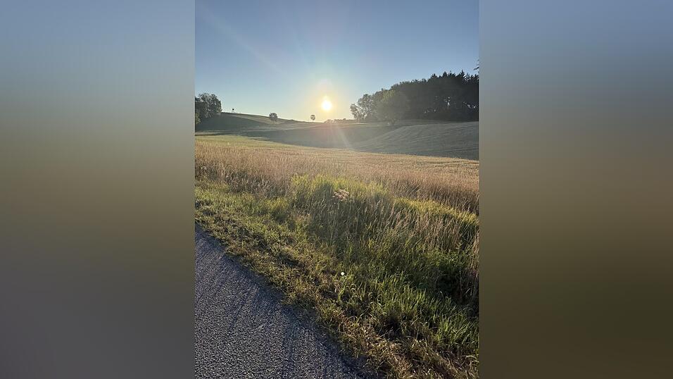 Die Sonne kommt hinter dem H&uuml;gel mit viel wohltuender W&auml;rme hervor.