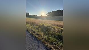 Die Sonne kommt hinter dem H&uuml;gel mit viel wohltuender W&auml;rme hervor.