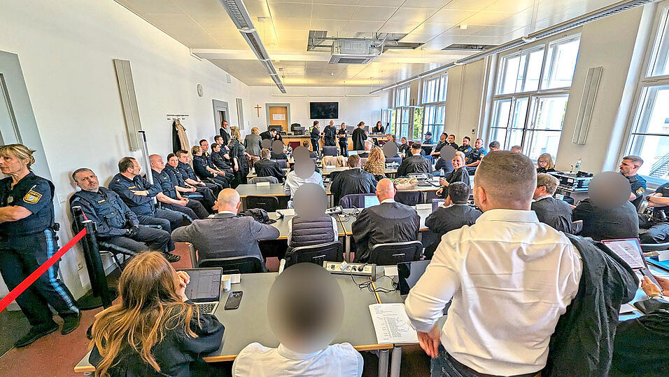 Der Mammutprozess in dem eigens umgebauten Saal des Regensburger Landgerichts schreitet langsam, aber unaufhaltsam voran. Der Mammutprozess in dem eigens umgebauten Saal des Regensburger Landgerichts schreitet langsam, aber unaufhaltsam voran.